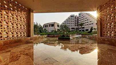 حیاط بیرونی هتل میراژ کیش حیاط بیرونی هتل میراژ کیش